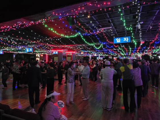 추석 연휴 마지막 날인 9일 오후 서울 영등포시장에 있는 '금마차콜라텍' 스테이지에서 어르신 100여 명이 춤을 추고 있다. 이영근 기자