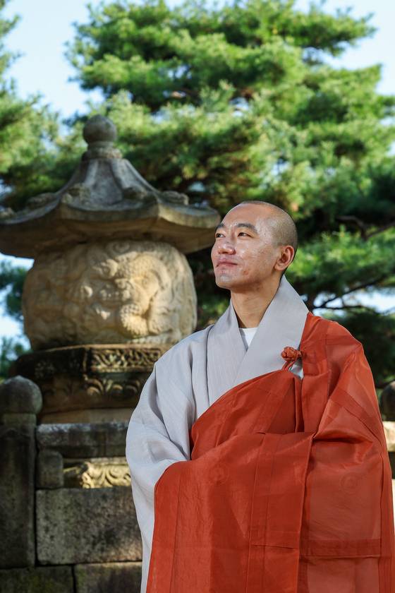 경기도 양주 회암사의 무학대사탑 앞에 선 인공스님. 회암사는 태조 이성계의 스승인 무학대사가 머무르기도 했고 이성계도 권좌에서 물러난 뒤 수도 생활을 했던 역사적인 고찰이다. 우상조 기자