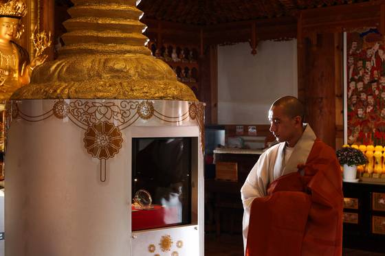 지난해 미국 보스턴미술관이 기증해 한국으로 돌아온 불조사리를 바라보는 인공스님. 우상조 기자