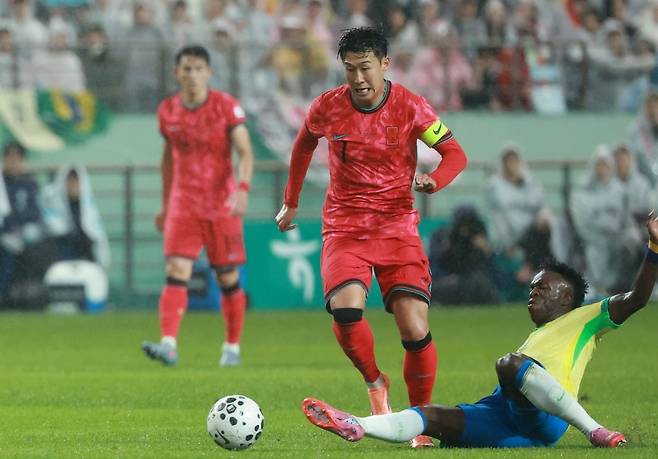 축구대표팀 주장 손흥민이 10일 서울월드컵경기장에서 열린 브라질과 평가전에서 A매치 137번째 출전을 기록하며 한국 남자축구 최다 출전 기록을 새로 썼다. 이날 한국은 브라질을 상대로 0-5로 무너졌다. /사진=연합뉴스