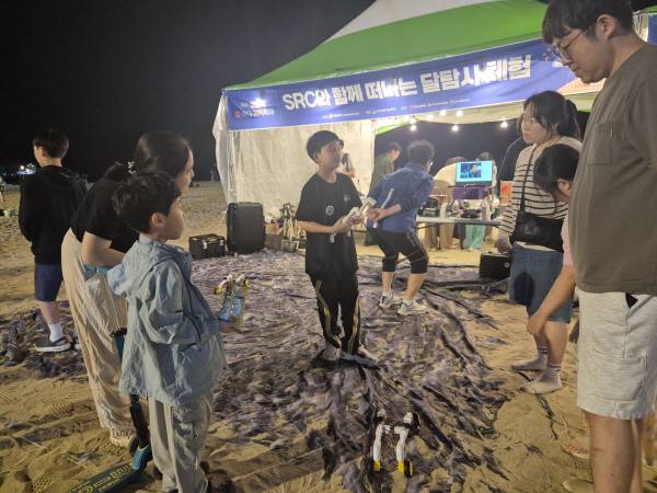 10일 오후 열린 ‘해운대 별, 바다 과학축제’ 체험 부스에서 달 탐사 체험 시연이 이어지고 있다. 부산과학기술협의회 제공