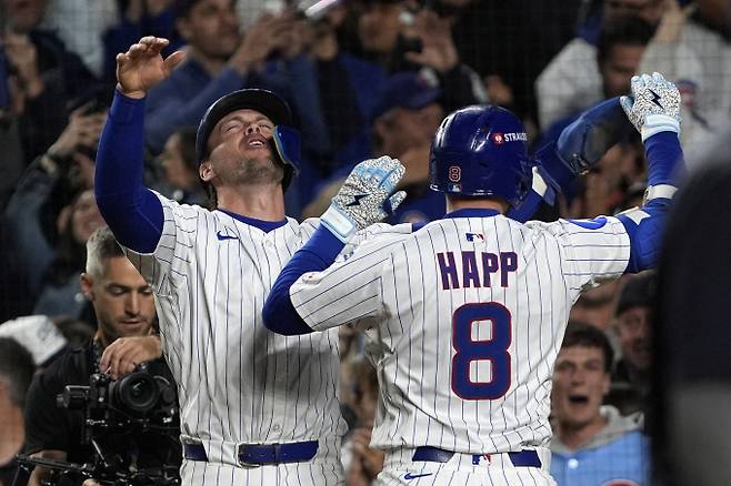 시카고 컵스가 홈런 3개를 몰아치며 밀워키 브루어스를 제압했다. 사진은 10일(한국시각) 미국 일리노이주 시카고 리글리 필드에서 열린 밀워키 브루어스와의 내셔널리그 디비전시리즈(NLDS) 4차전에서 홈런을 쏘아 올린 이언 햅(오른쪽)의 모습. /사진=로이터