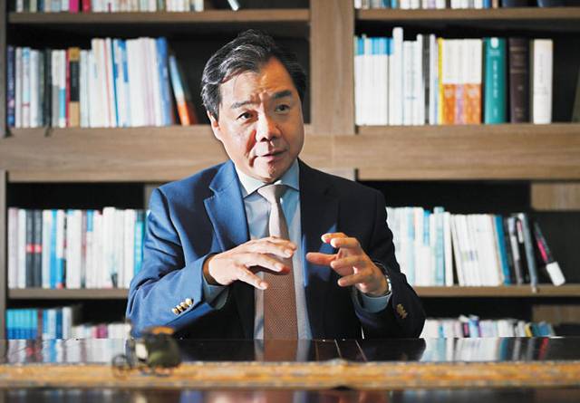 이재승 고려대 국제학부 장 모네 석좌 교수 겸 일민국제관계연구원장은 “재정 위기에서 비롯된 프랑스의 정치 혼란은 우리에게 적자 재정의 문제점, 타협 없는 정치적 대립의 결과 등 많은 것을 시사한다”며 “우리와 프랑스 국민 기질 사이에 공통점이 많다는 점에서 더욱 우려감이 크다”고 밝혔다. 윤성호 기자