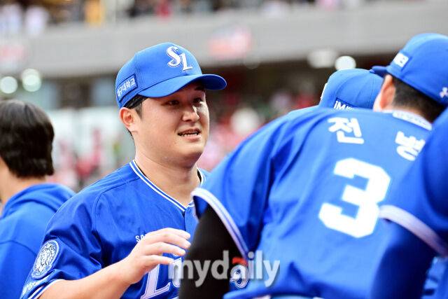 2025년 10월 9일 인천 SSG랜더스필드에서 '2025 신한 SOL뱅크 KBO리그 준플레이오프' 1차전 삼성-SSG의 경기.삼성 선발 최원태가 6이닝 무실점으로 호투한 뒤 활짝 웃고 있다./인천=곽경훈 기자