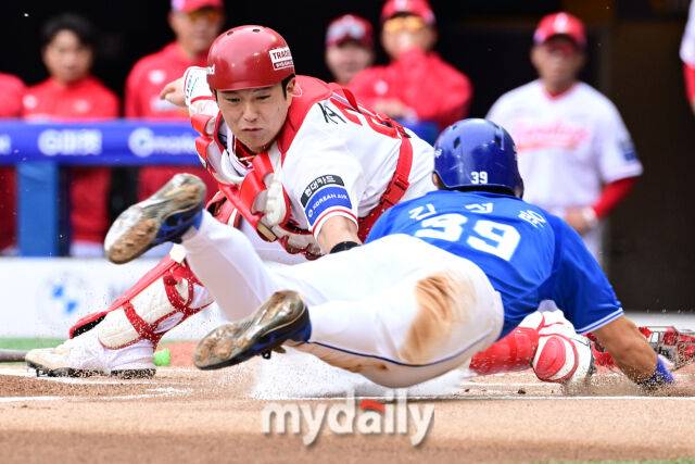 2025년 10월 9일 인천 SSG랜더스필드에서 진행된 '2025 신한 SOL뱅크 KBO리그 준플레이오프' 1차전 삼성-SSG의 경기. 1회초 1사 3루에서 디아즈의 내야 땅볼 때 조형우 포수가 홈으로 쇄도하는 3루주자 김성윤을 태그아웃 시키고 있다./인천=곽경훈 기자 kphoto@mydaily.co.kr