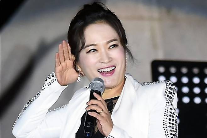 효의 가수 겸 MC 김정연