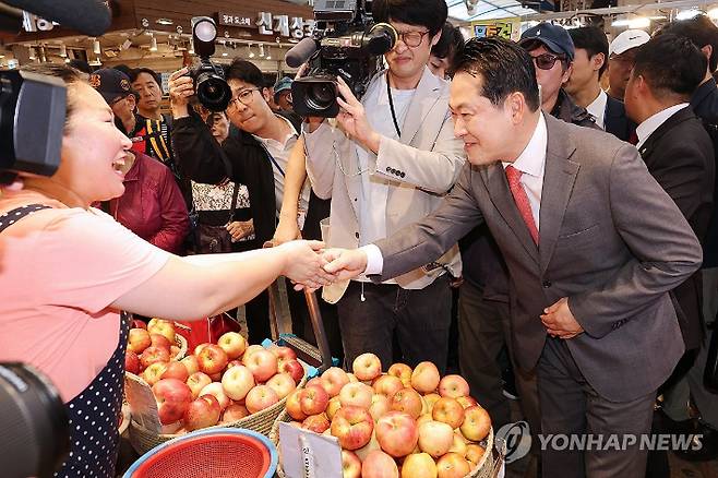 (서울=연합뉴스) 김주성 기자 = 국민의힘 장동혁 대표가 추석 연휴를 앞둔 2일 서울 동대문구 경동시장을 방문해 상인들과 인사를 나누고 있다. 2025.10.2 utzza@yna.co.kr 연합뉴스