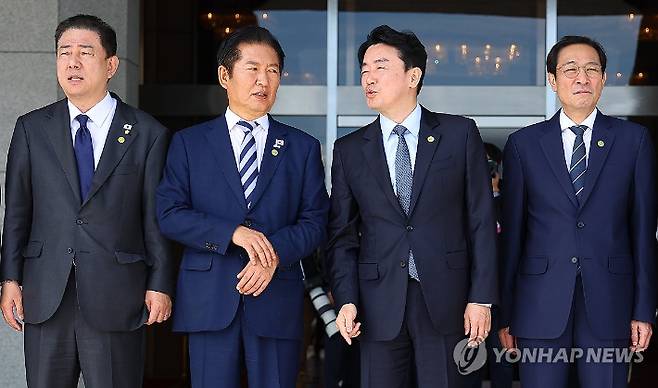 (성남=연합뉴스) 김도훈 기자 = 더불어민주당 김병기 원내대표(왼쪽부터), 정청래 대표, 강훈식 비서실장, 우상호 정무수석이 22일 성남 서울공항에서 유엔총회 참석차 출국하는 이재명 대통령과 김혜경 여사가 탑승한 공군 1호기의 이륙을 기다리며 이야기를 나누고 있다. 2025.9.22 superdoo82@yna.co.kr 연합뉴스