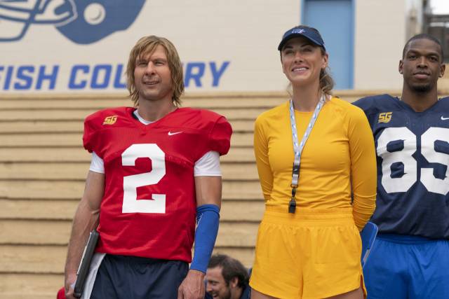 글렌 파월(왼쪽)은 ‘채드 파워스’라는 가면을 통해 또 한 번 자신의 영역을 확장하고 있다. 사진 제공=디즈니+