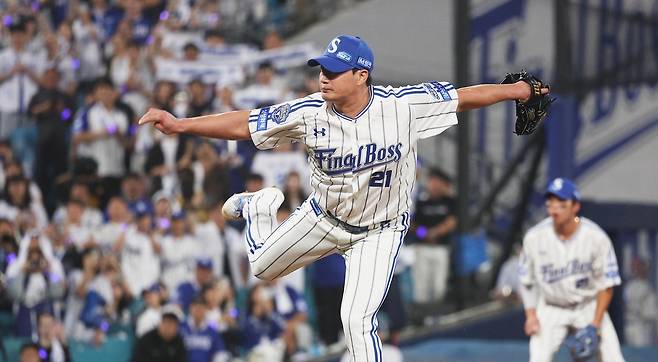 오승환이 지난달 30일 대구 삼성라이온즈파크에서 열린 KIA전에서 현역 마지막 등판을 하고 있다. 연합뉴스