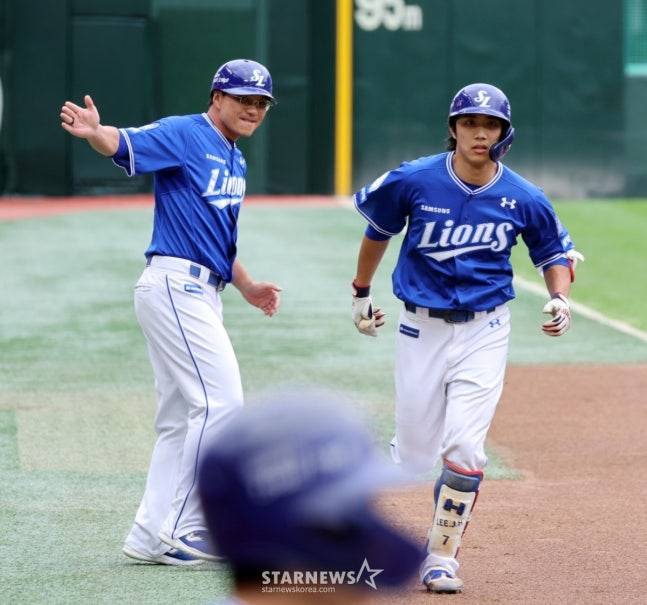 이재현(오른쪽)이 선제 홈런을 날리고 홈으로 향하고 있다. /사진=강영조 선임기자