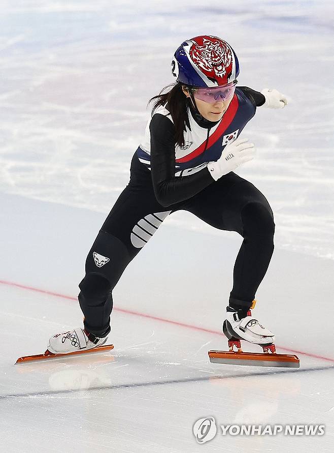 '금빛 스타트' (하얼빈=연합뉴스) 서대연 기자 = 최민정이 9일 중국 하얼빈 헤이룽장 빙상훈련센터 다목적홀에서 열린 하얼빈 동계아시안게임 쇼트트랙 여자 1,000m결승에서 출발하고 있다. 2025.2.9 dwise@yna.co.kr