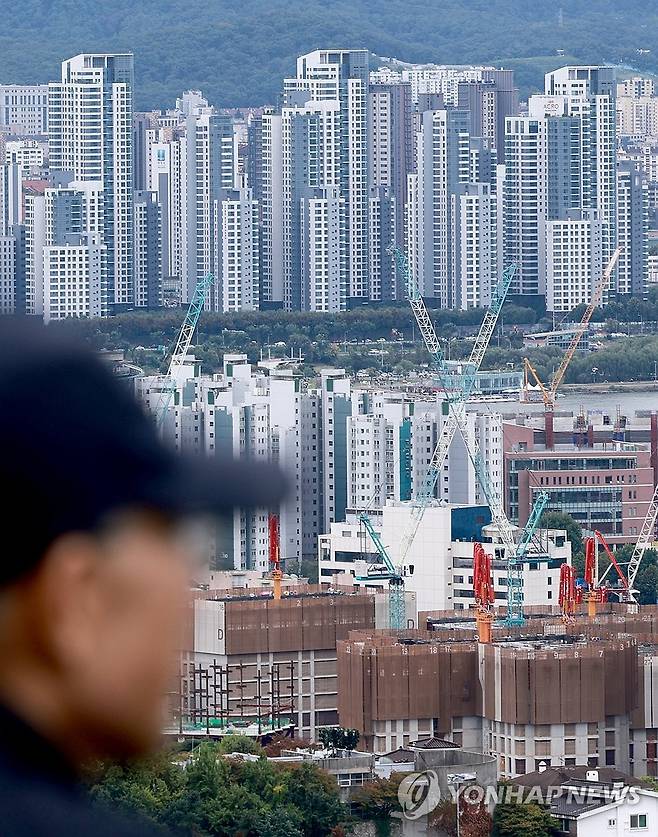 수도권-지방 아파트 가격 격차 17년 만에 최대 (서울=연합뉴스) 홍해인 기자 = 지난 9일 서울 남산에서 바라본 서초·용산 일대 아파트 모습.
이날 한국은행 경제통계시스템에 따르면 지난 7월 아파트 매매 실거래가격 지수는 수도권과 지방이 각각 152.0, 105.2를 기록했다.
아파트 매매 실거래가격 지수는 2017년 11월을 100으로 해서 산출한 것으로, 지난 7월 수도권 지수의 지방 대비 비율 1.4449는 지난 2008년 8월(1.4547) 이후 최고치였다. 수도권과 지방 아파트 가격 격차가 약 17년 만에 가장 확대된 것으로 분석된다. 2025.10.9 hihong@yna.co.kr