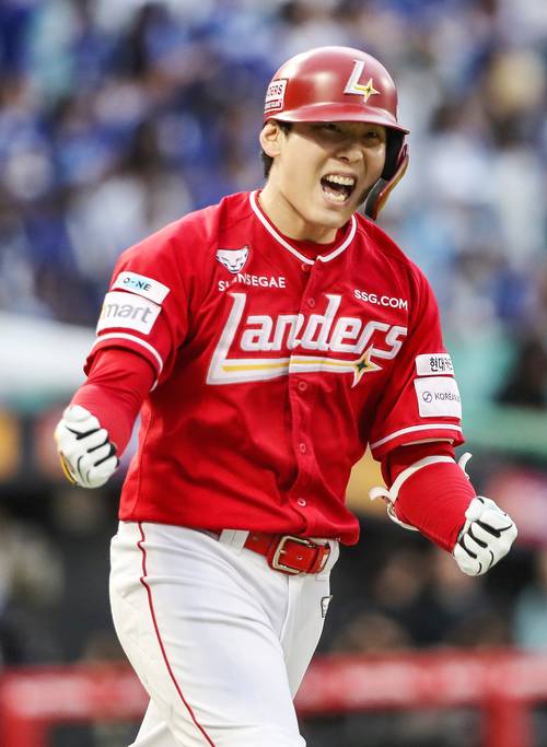 11일 인천 SSG랜더스필드에서 열린 2025 신한 SOL KBO 준PO 2차전 9회말 3-3 상황에서 김성욱이 끝내기 홈런을 때린 뒤 포효하고 있다. 사진=SSG랜더스