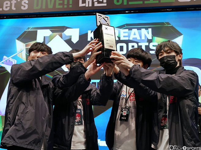 우승을 확정짓고 트로피를 들어올린 성남 락스 선수들.