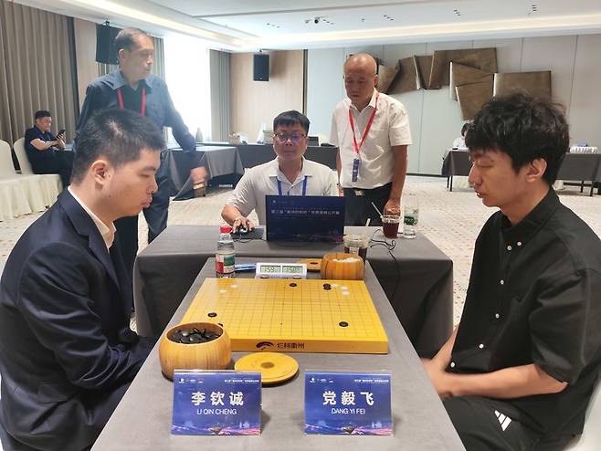 당이페이 9단(오른쪽)과 리친청 9단이 대국을 벌이고 있다.(사진 한국기원 제공)