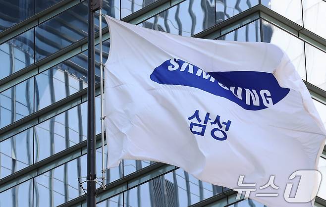 서울 서초구 삼성전자 서초사옥에 삼성 깃발이 바람에 펄럭이고 있다. /뉴스1 ⓒ News1