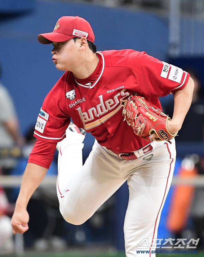 30일 서울 고척돔에서 열린 KBO리그 키움과 SSG의 경기. 투구하고 있는 SSG 조병현. 고척=송정헌 기자songs@sportschosun.com/2025.09.30/