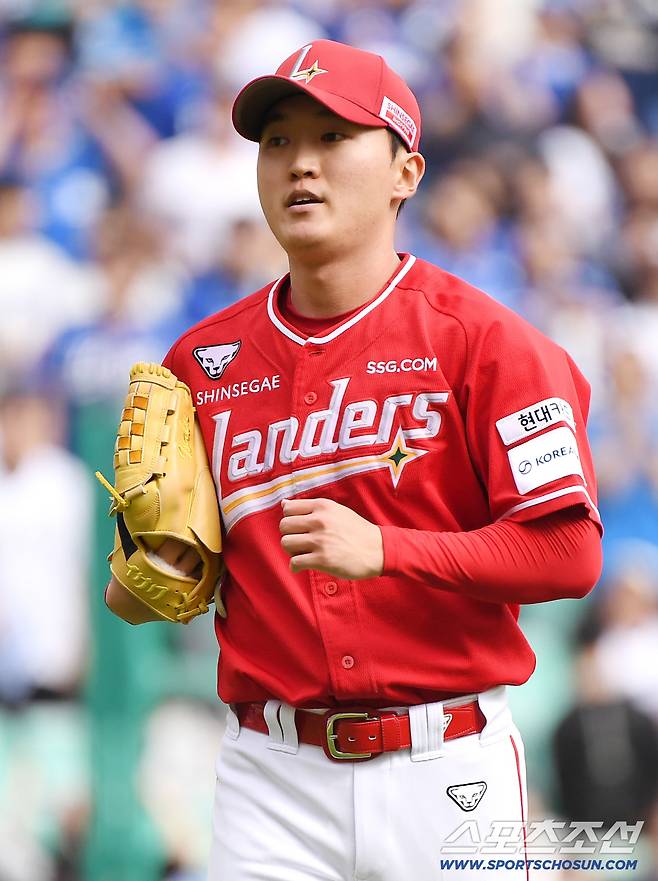 11일 인천 SSG랜더스필드에서 열린 삼성과 SSG의 준PO 2차전. SSG 선발투수로 등판한 김건우가 2회까지 여섯 타자를 연속 삼진으로 잡은 후 내려오고 있다. 인천=정재근 기자 cjg@sportschosun.com/2025.10.11/