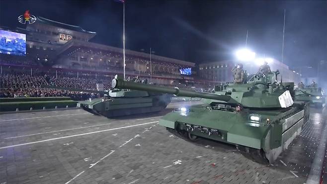 북한 노동당 창건 80주년 경축 열병식이 지난 10일 평양 김일성광장에서 진행됐다고 조선중앙TV가 11일 보도했다. 열병식에 등장한 신형 전차 '천마-20'. 조선중앙TV 캡처