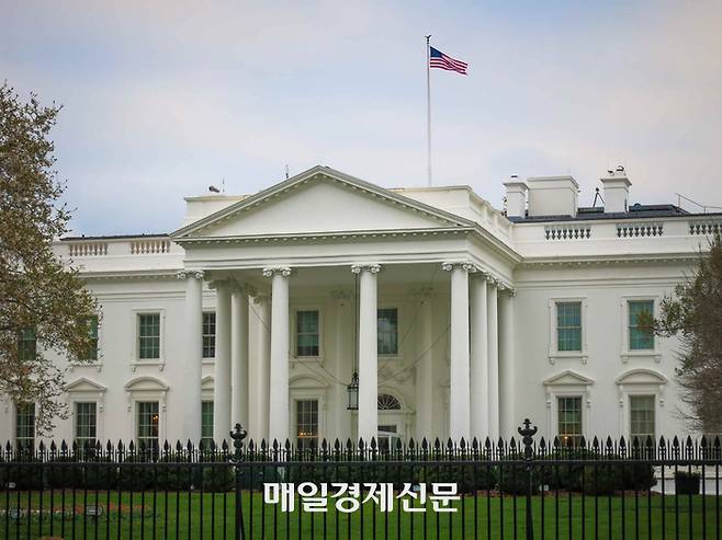 미국 연방정부 기능이 일부 중단되는 ‘셧다운’ 여파로 백악관이 연방정부 공무원 인력감축을 시작했다고 10일 밝혔다.