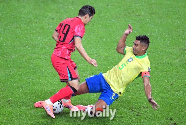 2025년 10월 10일 서울월드컵경기장에서 하나은행 초청 축구국가대표팀 친선경기 대한민국과 브라질의 경기가 열렸다.브라질 카세미루가 대한민국 이강인에게 거친 태클을 하고 있다.