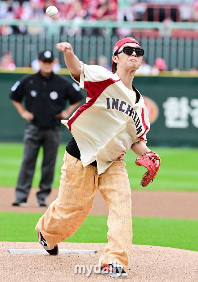 2025년 10월 9일 인천 SSG랜더스필드에서 진행된 '2025 신한 SOL뱅크 KBO리그 준플레이오프' 1차전 삼성-SSG의 경기.경기 전 최현욱이 힘찬 시구를 하고 있다.