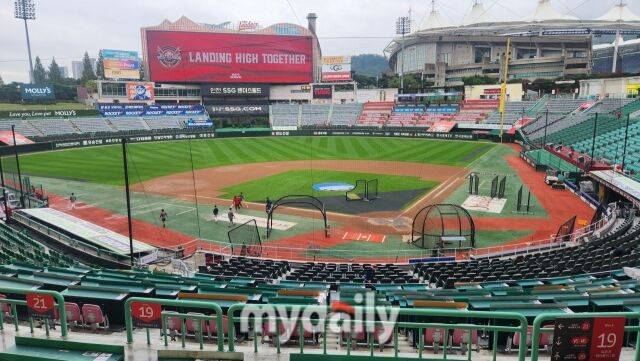 그라운드 정비 중인 인천 SSG 랜더스필드./인천=김경현 기자