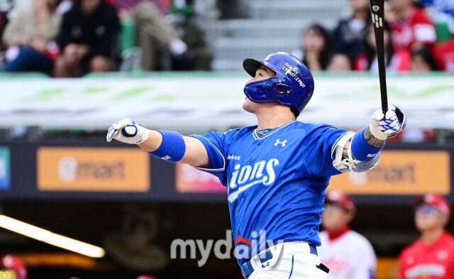 2025년 10월 9일 인천 SSG랜더스필드에서 '2025 신한 SOL뱅크 KBO리그 준플레이오프' 1차전 삼성-SSG의 경기. 삼성 박병호가 9회초 대타로 등장해 플라이를 때리고 있다./마이데일리