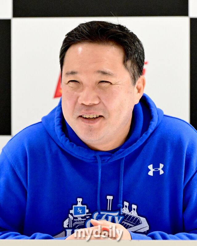 2025년 10월 11일 오후 인천SSG랜더스필드에서 '2025 신한 SOL Bank KBO 포스트시즌' 삼성 라이온즈와 SSG 랜더스의 준플레이오프 2차전이 열렸다. 경기 전 삼성 박진만 감독이 취재진의 질문을 받고 있다./인천=유진형 기자