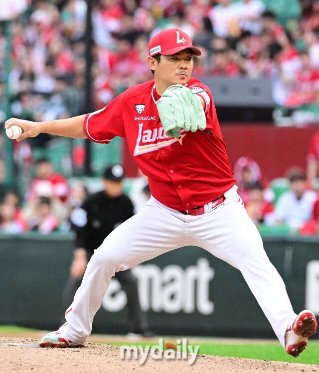 2025년 10월 11일 오후 인천 SSG랜더스필드에서 열린 '2025 신한 SOL Bank KBO 포스트시즌' 삼성 라이온즈와 SSG 랜더스의 준플레이오프 2차전 경기. SSG 노경은이 6회초 역투하고 있다./인천 = 유진형 기자