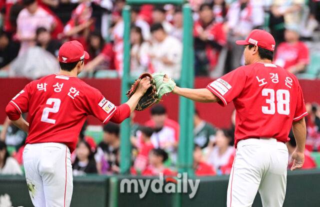 2025년 10월 11일 오후 인천 SSG랜더스필드에서 열린 '2025 신한 SOL Bank KBO 포스트시즌' 삼성 라이온즈와 SSG 랜더스의 준플레이오프 2차전 경기. SSG 노경은이 6회초 투구를 마친 뒤 유격수 박성한과 하이파이브를 하고 있다./인천 = 유진형 기자