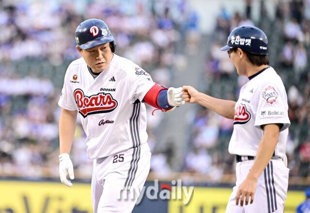 2025년 8월 28일 오후 서울 잠실구장에서 열린 '2025 신한 SOL뱅크 KBO 리그' 삼성 라이온즈와 두산 베어스의 경기. 두산 양의지가 1회말 1사 2루서 1타점 적시타를 친 뒤 기뻐하고 있다./마이데일리