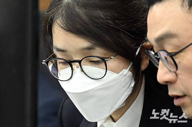 도이치모터스 주가조작과 명태균 공천개입, 통일교 청탁·뇌물 수수 의혹 혐의 등으로 구속기소 된 윤석열 전 대통령의 부인 김건희씨가 지난달 24일 오후 서울 서초구 서울중앙지방법원에서 열린 첫 재판에 출석하고 있다. 사진공동취재단