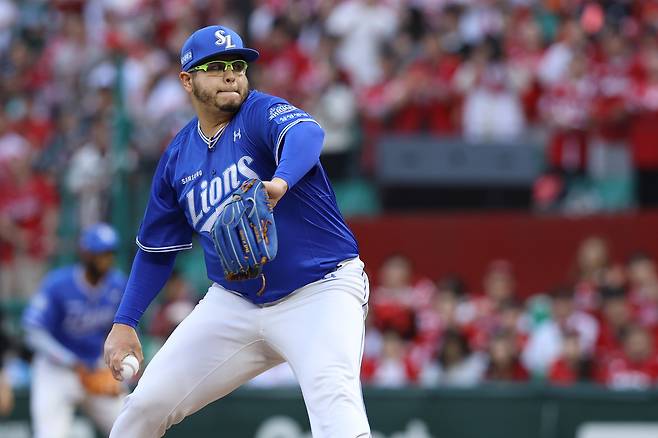 삼성 아리엘 후라도가 11일 SSG와의 준플레이오프 2차전 9회말 등판해 투구하고 있다. 삼성라이온즈 제공