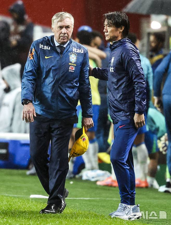 10일 오후 서울월드컵경기장에서 열린 대한민국과 브라질의 경기가 끝난 뒤 카를로 안첼로티(왼쪽) 브라질 국가대표팀 감독과 홍명보 감독. /사진=뉴시스