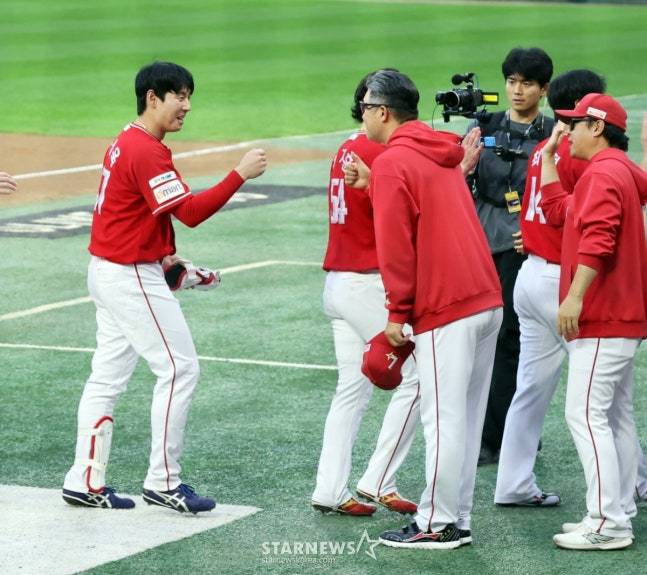 이숭용 SSG 감독(가운데)이 11일 삼성과 준PO 2차전에서 끝내기 홈런을 터뜨린 김성욱에게 모자를 벗고 감사 인사를 전하고 있다. /사진=강영조 선임기자