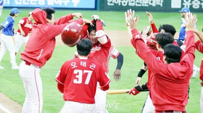 김성욱(가운데)이 끝내기 홈런을 날리고 홈을 밟자 동료들이 격하게 축하를 해주고 있다. /사진=강영조 선임기자