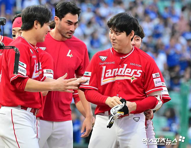 SSG 랜더스 외야수 김성욱(오른쪽)이 11일 인천 SSG랜더스필드에서 열린 삼성 라이온즈와의 2025 신한 SOL Bank KBO 준플레이오프 2차전에서 끝내기 홈런을 기록했다. 사진 김한준 기자
