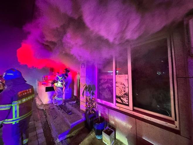 지난 11일 밤 경기 가평군 청평면의 한 식당에서 불이나 내부에서 불길이 치솟고 있다. 사진=경기도북부소방재난본부