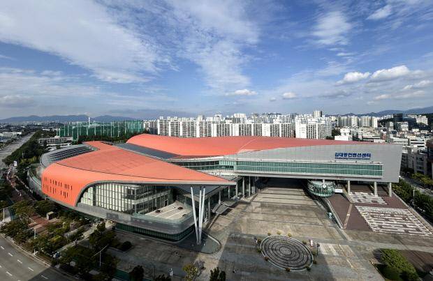 올해로 개관 20주년을 맞은 김대중컨벤션센터 전경. 광주시는 2020년부터 마이스(MICE) 관광산업 경쟁력을 확보하기 위해 제 2전시장 건립을 추진하고 있다.
/최현배 기자 choi@kwangju.co.kr
