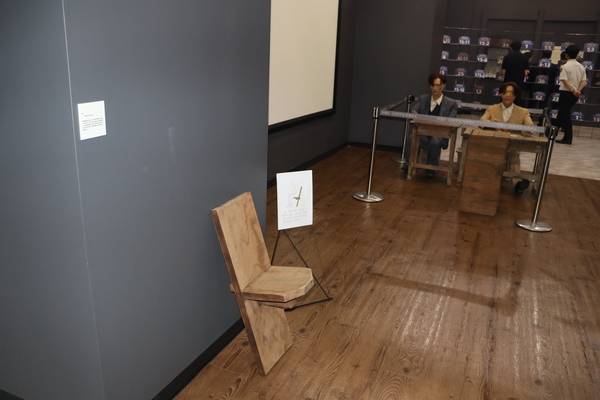 <당신의 봄을 함께> 중 정호 작가의 '기대어 앉은 의자'. /주성희 기자