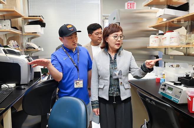 양금희 경북도 경제부지사(사진 오른쪽)가 미국 샌디에이고 솔크연구소를 방문해 첨단 연구시설를 둘러보고 있다./경북도 제공