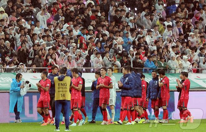 10일 서울월드컵경기장에서 열린 하나은행 초청 축구국가대표팀 친선경기 대한민국과 브라질의 경기, 5대0 완패를 당한 대한민국 선수들이 경기 후 응원 온 팬들에게 인사하고 있다. 2025.10.10/뉴스1 ⓒ News1 장수영 기자