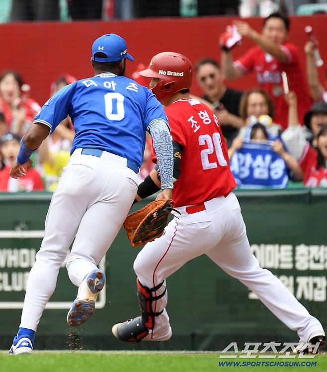 11일 인천SSG랜더스필드에서 열린 SSG와 삼성의 준PO 2차전. 3회말 SSG 조형우 내야 땅볼 타구 때 삼성 1루수 디아즈가 유격수 이재현의 송구를 포구에 실패하고 있다. 인천=박재만 기자 pjm@sportschosun.com/2025.10.11/