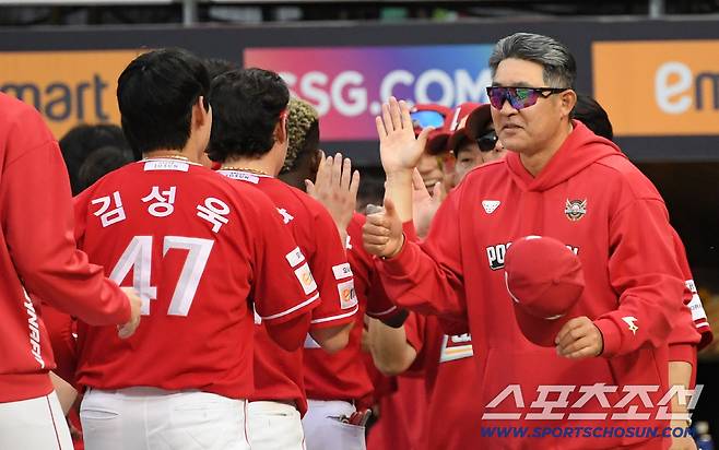 11일 인천SSG랜더스필드에서 열린 SSG와 삼성의 준PO 2차전. 9회말 1사 SSG 김성욱의 끝내기 홈런으로 승리한 이숭용 감독이 기뻐하고 있다. 인천=박재만 기자 pjm@sportschosun.com/2025.10.11/