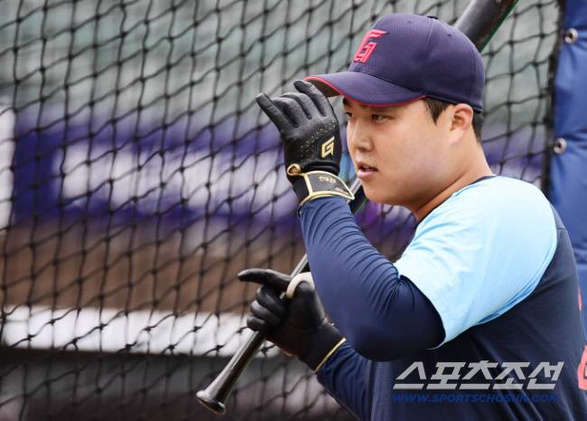 23일 부산 사직야구장에서 열린 KBO리그 롯데와 SSG의 경기. 롯데 선수들이 훈련하고 있다. 타격 훈련을 하고 있는 한동희. 부산=송정헌 기자songs@sportschosun.com/2024.04.23/