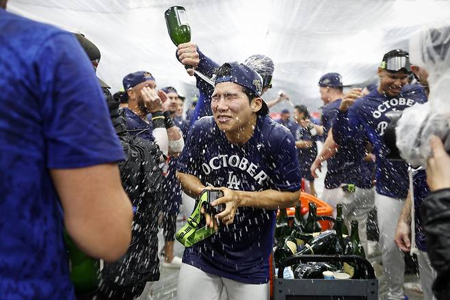 LA 다저스 김혜성이 동료들과 세리머니를 하고 있다. EPA연합뉴스