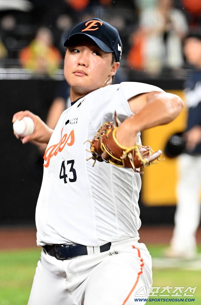 3일 대전 한화생명볼파크에서 열린 NC와 한화의 경기, 연장 10회초 투구를 앞두고 연습투구를 하는 한화 정우주. 대전=허상욱 기자wook@sportschosun.com/2025.09.03/