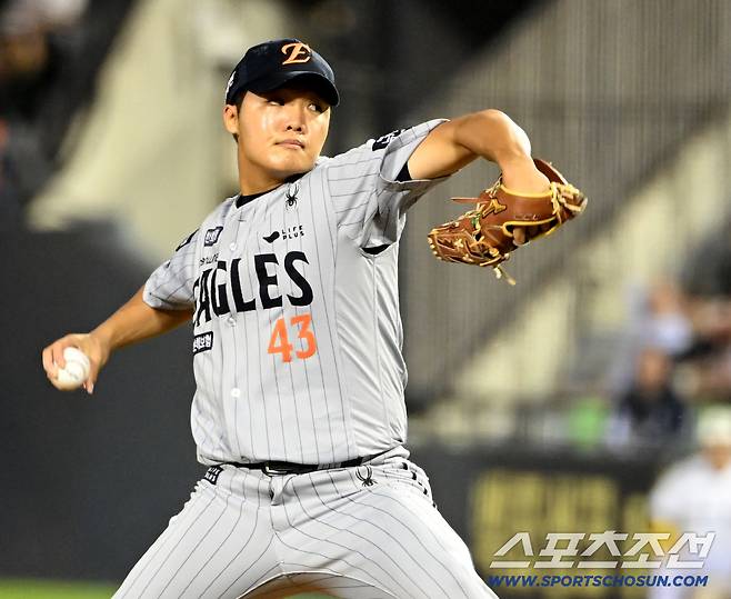 25일 잠실야구장에서 열린 한화와 두산의 경기, 7회말 한화 정우주가 역투하고 있다. 잠실=허상욱 기자wook@sportschosun.com/2025.09.25/